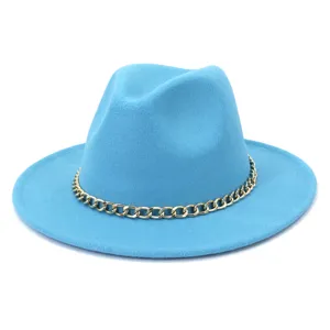 Chapeau fedora en feutre bleu élégant avec chaîne dorée, idéal pour la mode automne-hiver.