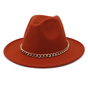 Vue détaillée d'un chapeau fedora en laine caramel élégant doté d'un accent de chaîne dorée.