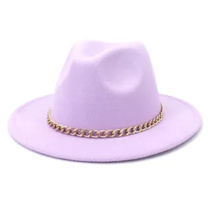 Chapeau fedora en feutre violet clair élégant avec chaîne dorée mode hiver grand bord jazz
