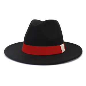 Vue de détail d'un chapeau fedora en laine noire avec bande rouge et large bord plat.