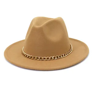 Vue en gros plan détaillée du chapeau feutre chameau élégant avec une chaîne dorée chic.
