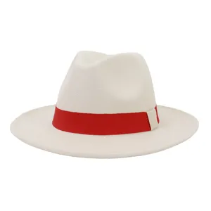 Chapeau fedora blanc classique avec ruban rouge vif et large bord plat en laine.