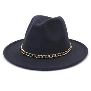 Vue détaillée du chapeau fedora en laine noire chic avec une élégante chaîne dorée.
