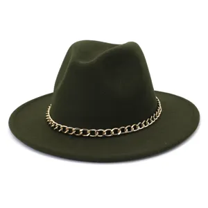 Détail de chapeau fedora feutre vert foncé, chaîne dorée élégante, couvre-chef mode automne.