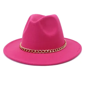 Chapeau fedora en feutre de laine rose élégant avec chaîne dorée pour les femmes.