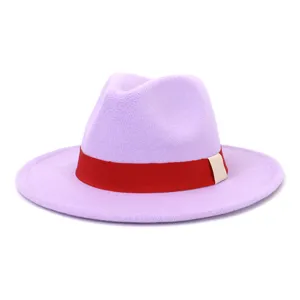 Gros plan d'un chapeau fedora en laine violet clair avec ruban rouge, détail élégant.