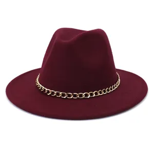Detail de fedora en laine bordeaux avec elegante chaine dopee, accessoire de mode hivernal.