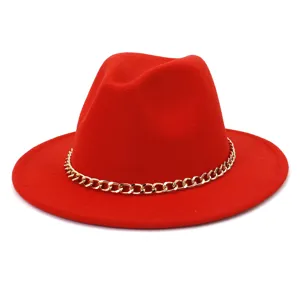 Chapeau fedora en feutre de laine rouge avec chaîne dorée, style britannique hiver.