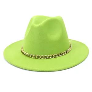 Détail du chapeau feutre vert, chaîne dorée élégante et design à bord plat large.