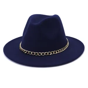 Détail de chapeau fedora en feutre de laine bleu, chapeau jazz élégant avec chaîne dorée.