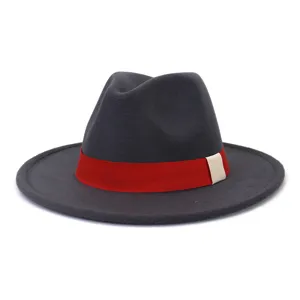 Chapeau fedora classique en laine grise avec ruban rouge et large bord plat pour un style élégant.