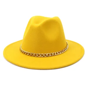 Vue détaillée d'un chapeau feutre laine jaune élégant avec une garniture chaîne dorée.
