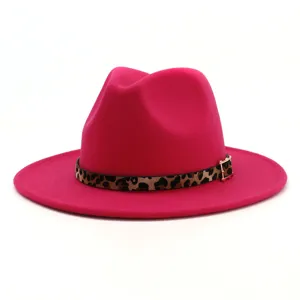Sombrero fedora de lana rosa con elegante cinta de leopardo y hebilla dorada refinada.
