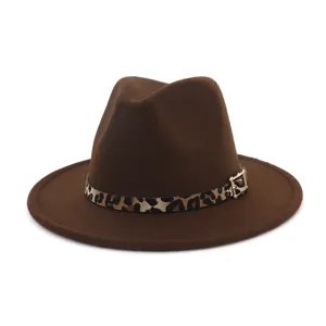 Vista detallada del sombrero fedora de lana marrón, con un elegante cinturón de leopardo y hebilla.