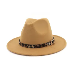 Vista detallada de un elegante sombrero fedora de lana camello con correa de leopardo.