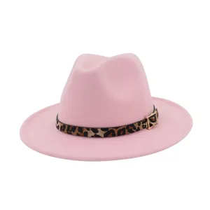 Sombrero fedora rosa para mujer con cinturón de leopardo y hebilla dorada elegante