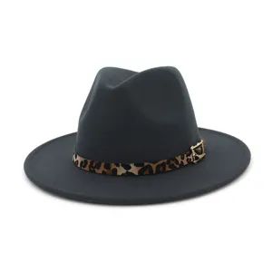 Primer plano detallado del sombrero fedora gris oscuro con cinturón de leopardo y hebilla dorada.