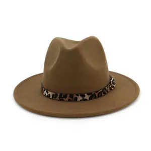 Sombrero fedora de lana marrón con cinturón de leopardo y hebilla de metal elegante