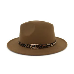 Sombrero fedora marrón con cinturón de leopardo y hebilla dorada, vista detallada.
