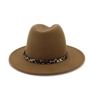 Vista detallada de un sombrero fedora de lana marrón con una banda de estampado leopardo