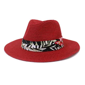 Roter Strohhut Fedora Sonnenhut mit tropischem Blumenband fuer Outdoor Strand Sommer Urlaub.