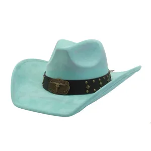 Sombrero de vaquero western de ante turquesa con hebilla de cráneo de toro y remaches.