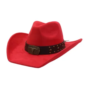 Sombrero de vaquero occidental rojo de ante sintético con banda tachonada y hebilla de calavera