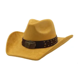 Vista detallada de un sombrero de vaquero de ante amarillo con banda tachonada y hebilla de toro.