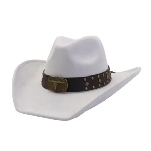 Primer plano del sombrero de vaquero de ante blanco con tira de cuero marrón y hebilla de toro.
