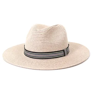 Gedetailleerd uitzicht op een klassieke beige strooien fedora hoed met gestreepte band.