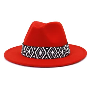Detalle sombrero fedora de lana roja, ala ancha moda de invierno, banda geometrica estilo jazz.