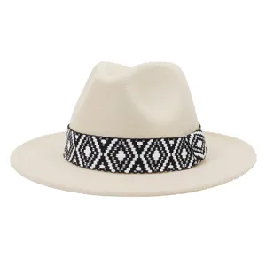 Vista detallada de sombrero fedora de lana beige con banda geométrica blanco y negro.