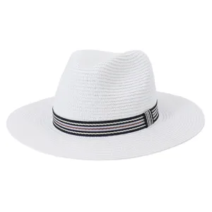 Detail van witte gewoven fedora strohoed, zomerse strandzonnehoed met klassieke gestreepte band.