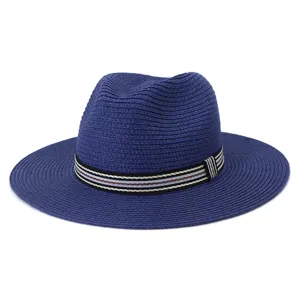 Detailopname van de blauwe strooien fedora hoed met een stijlvolle gestreepte geweven band.