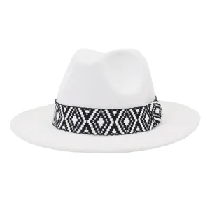 Detalle en primer plano del sombrero de fieltro blanco con cinta geométrica de diseño.