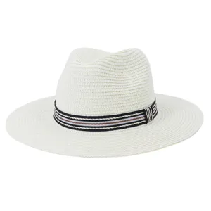 Detail van de witte strooien fedora hoed met een elegante zwart-bruine gestreepte band.