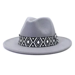 Vista detallada sombrero fedora de fieltro gris con cinta geometrica negro y blanco.