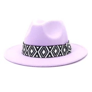 Detalle sombrero fedora de fieltro de lana morado, sombrero jazz de ala plana
