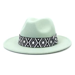 Sombrero fedora de lana verde claro con banda tejida geométrica en blanco y negro ala ancha estilo