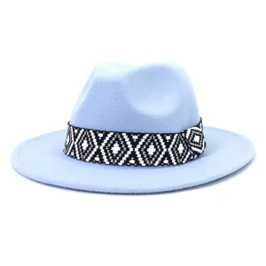 Detalle de sombrero fedora de lana azul claro con banda de patrón geométrico.