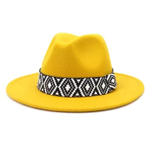 Elegante sombrero fedora de fieltro de lana amarilla con cinta tejida negro y invierno.