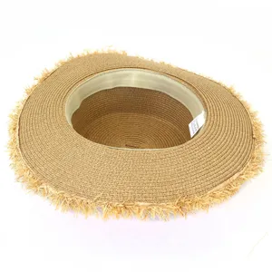 Detailansicht Damen Flachteil Strohhut ausgefranst, Papierstroh Material, breite Krempe.