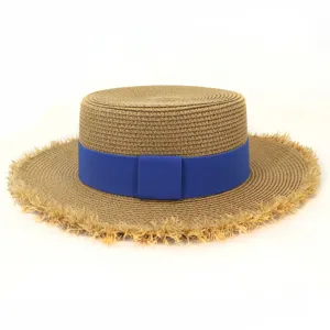 Damen Flacher Strohhut mit blauem Band und Fransenkrempe, Detailansicht Sommer Strand Outdoor.