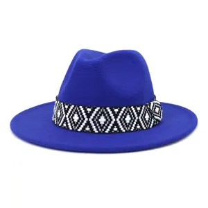 Clásico sombrero fedora de lana azul con banda geométrica en blanco y negro ala ancha