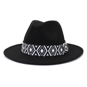 Vista detallada del sombrero de lana negro con una elegante cinta tejida geométrica.