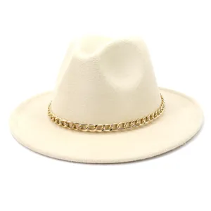 Vue de détail d'un élégant chapeau fedora en laine de couleur écru avec une chaîne dorée.