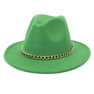 Chapeau fedora en laine verte avec détail de chaîne dorée accessoire mode automne hiver.