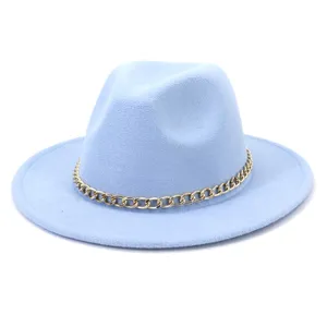 Chapeau fedora en laine bleu clair avec chaîne dorée élégant accessoire de mode automne.