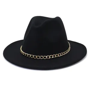 Chapeau Fedora en feutre de laine noire avec chaîne métallique dorée détail sur le bord large.