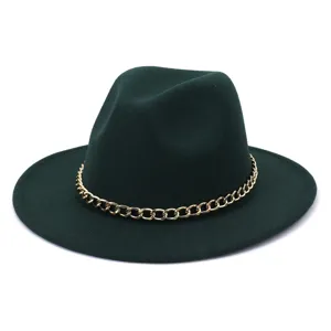Chapeau fedora en laine vert foncé avec chaîne dorée, style britannique classique hiver.